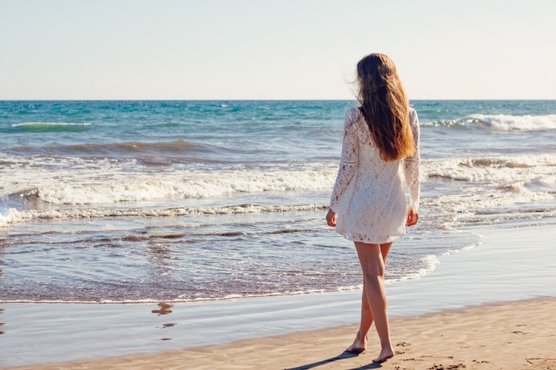 belle à la plage