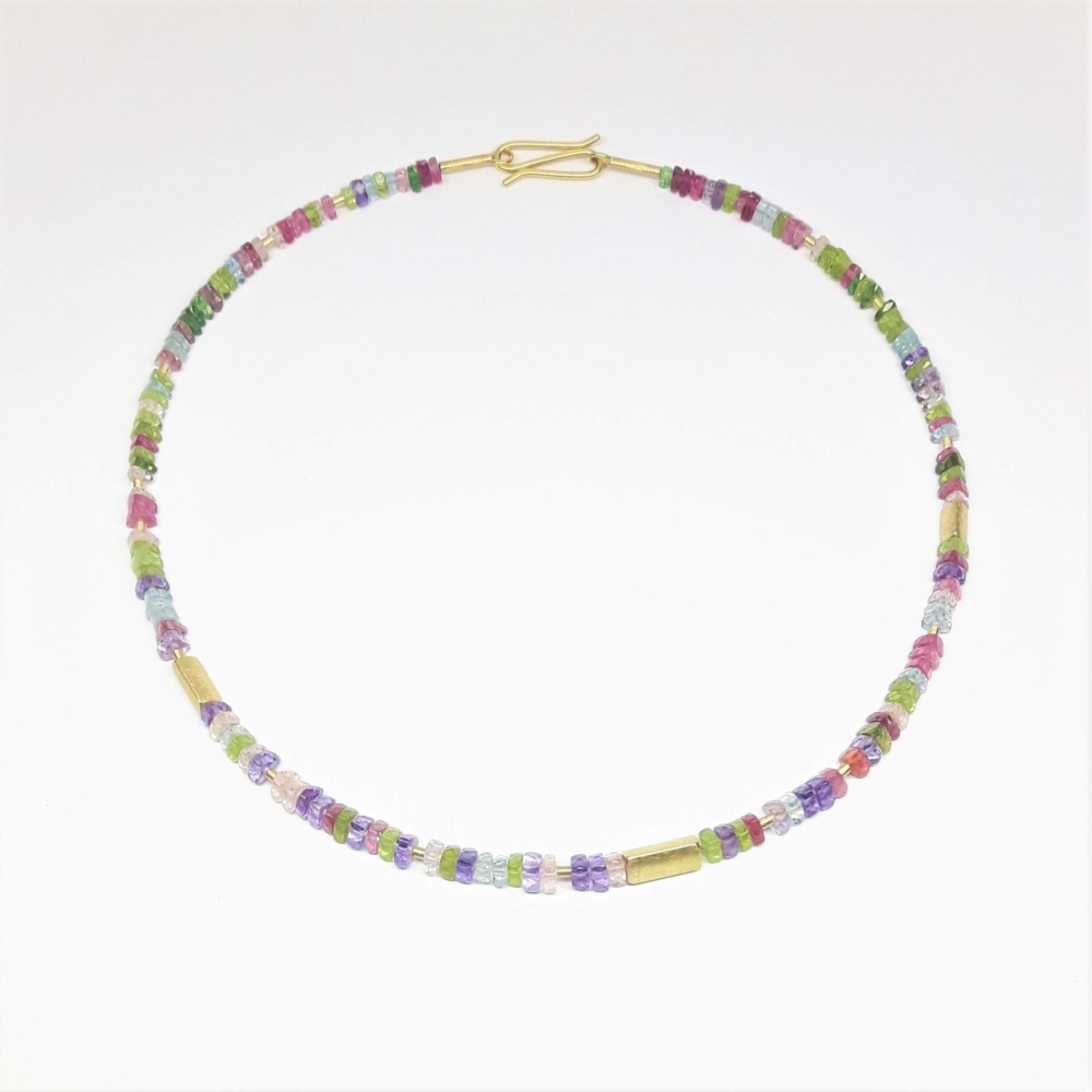 Collier en or jaune 18kt et pierres précieuses. Pièce unique