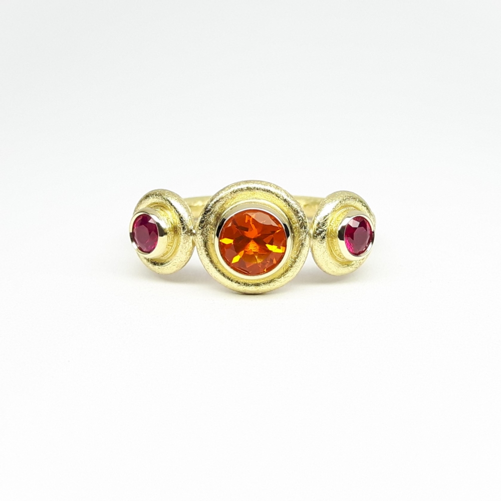 "on fire", bague en or jaune 18kt, opale de feu et rubis.
