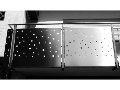 Edelstahlgeländer mit gelaserten Blechen