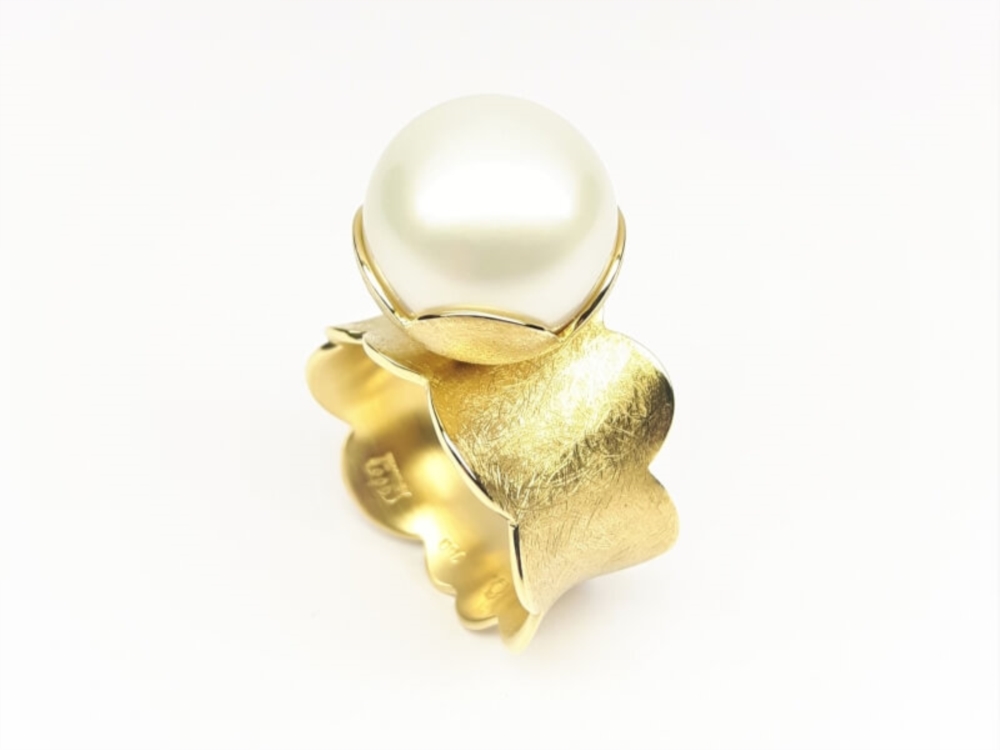 Bague "the big white", or jaune 18kt et perle.