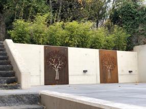 Mur béton armé à vue, terrasse céramique, ferraille corten