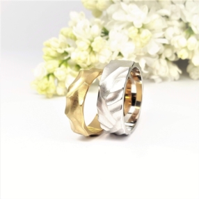 Alliances sur mesure, or jaune 18kt et platine.