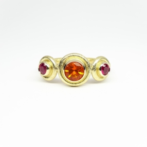 "on fire", bague en or jaune 18kt, opale de feu et rubis.