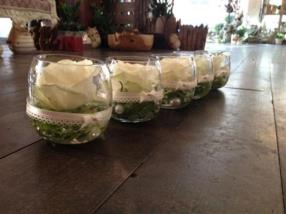 Arrangement de table avec roses blanches