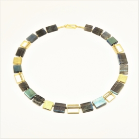 Collier en or jaune 18kt et labradorite. 