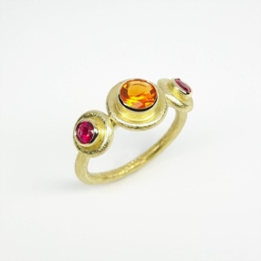 "on fire", bague en or jaune 18kt, opale de feu et rubis.