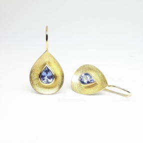 Boucles d'oreilles en or jaune 18kt et gouttes en tanzanite.