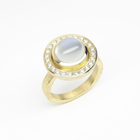 "luna", bague en or jaune 18kt, pierre de lune et diamants.