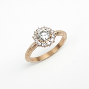 Bague en or rouge 18kt et 13 brillants, tot. 0,76ct.