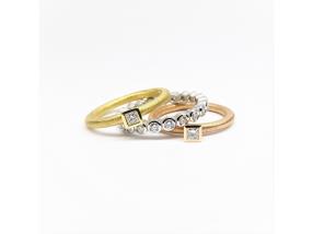 Bagues de fiançaille, or jaune, rouge, blanc et diamants.